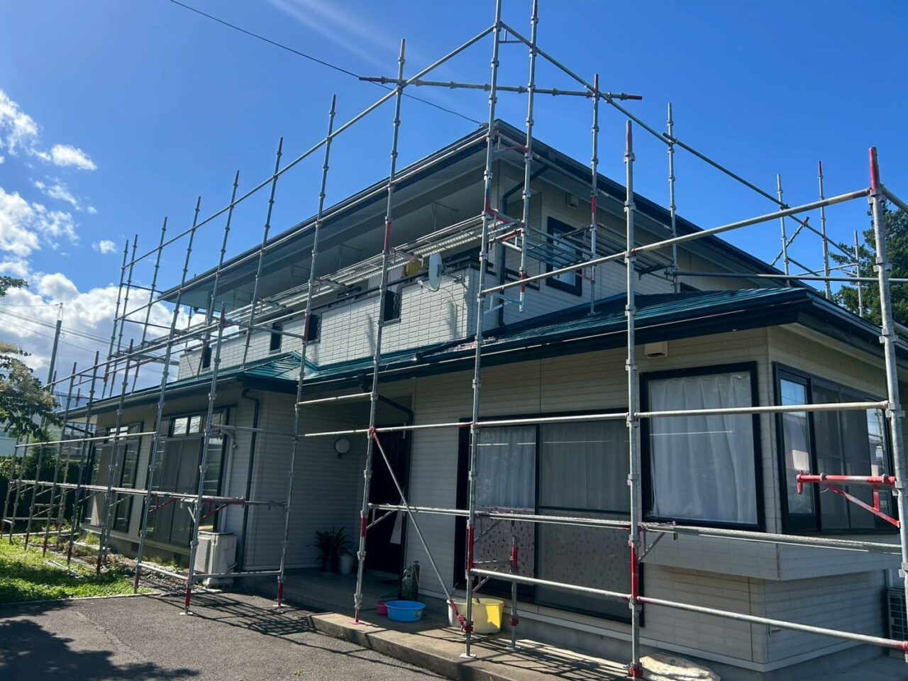 「雨が降るたびに外壁が濡れる…」紫波郡K様が屋根塗装と雨樋交換を同時に決断した理由