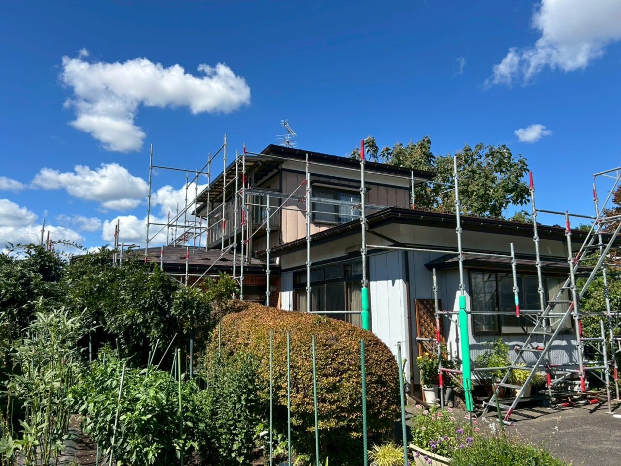 「雨の日の夜、雨樋からの音がうるさくて眠れない…」花巻市S様が選んだ雨樋交換リフォーム