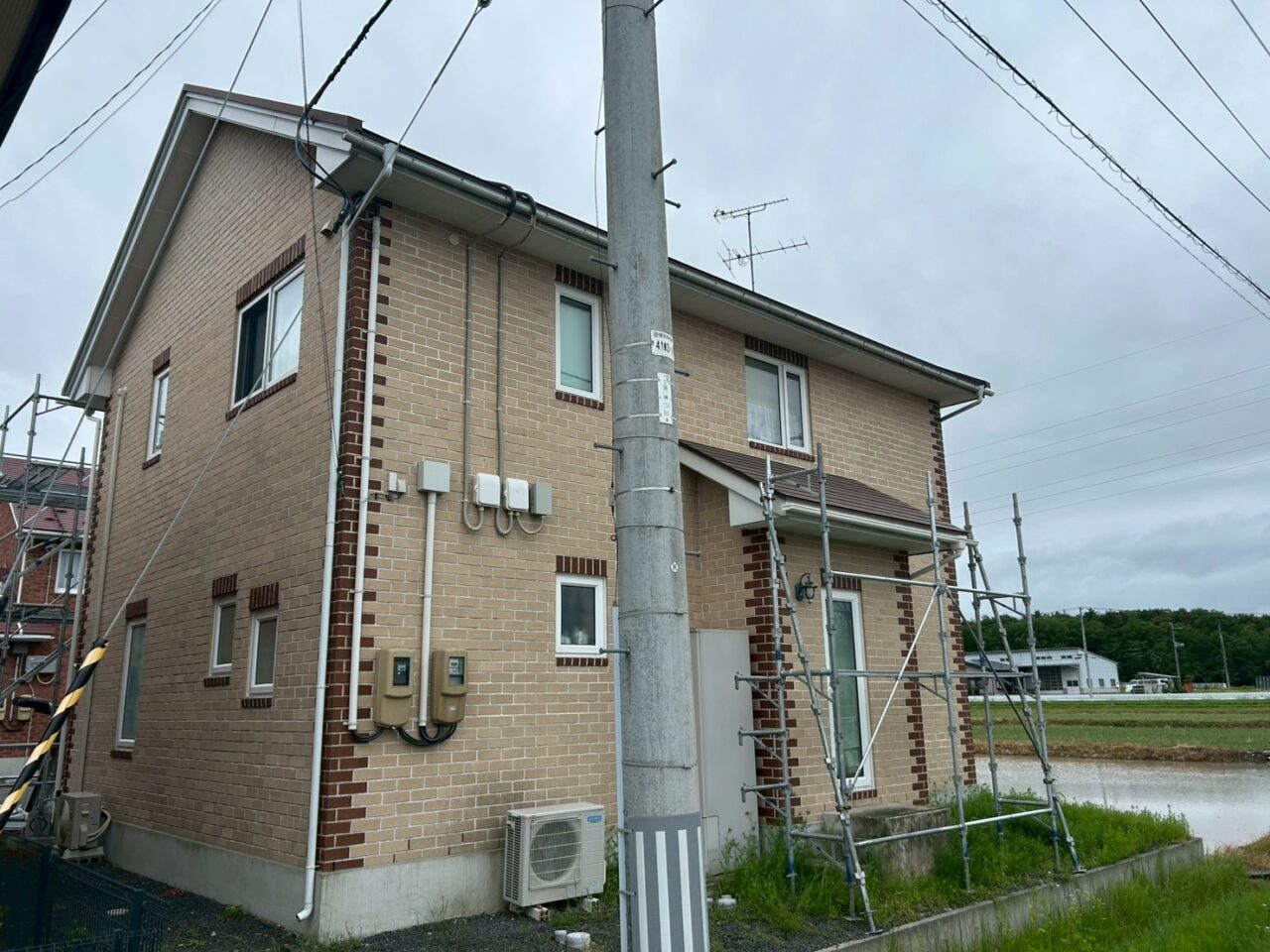 「外壁に縦じまのシミができて…」花巻市M様が選んだ雨樋交換リフォーム