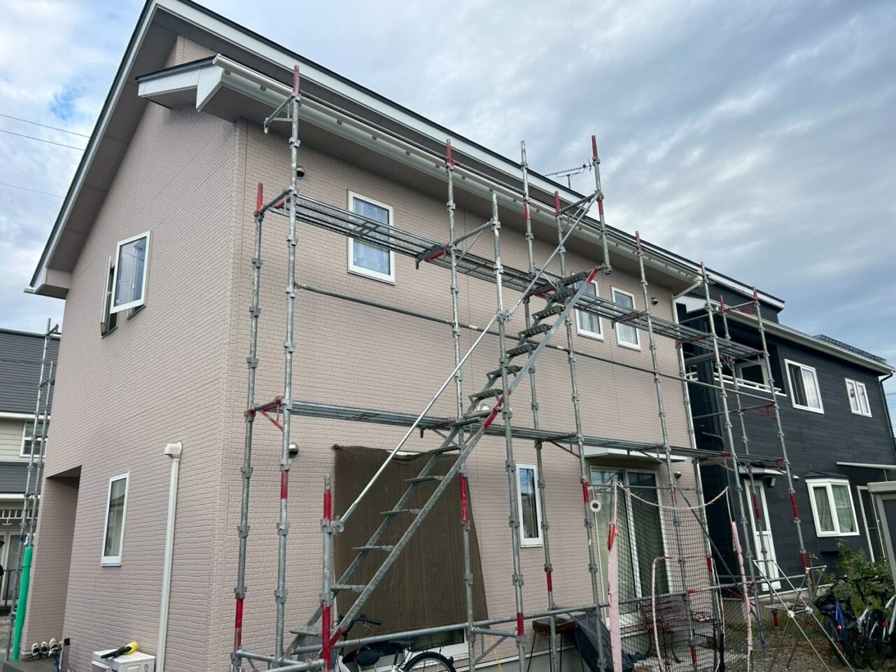 「雨樋を掃除しようと思ったら、中がヘドロのような汚れでびっしり…」花巻市K様が選んだ雨樋交換リフォーム