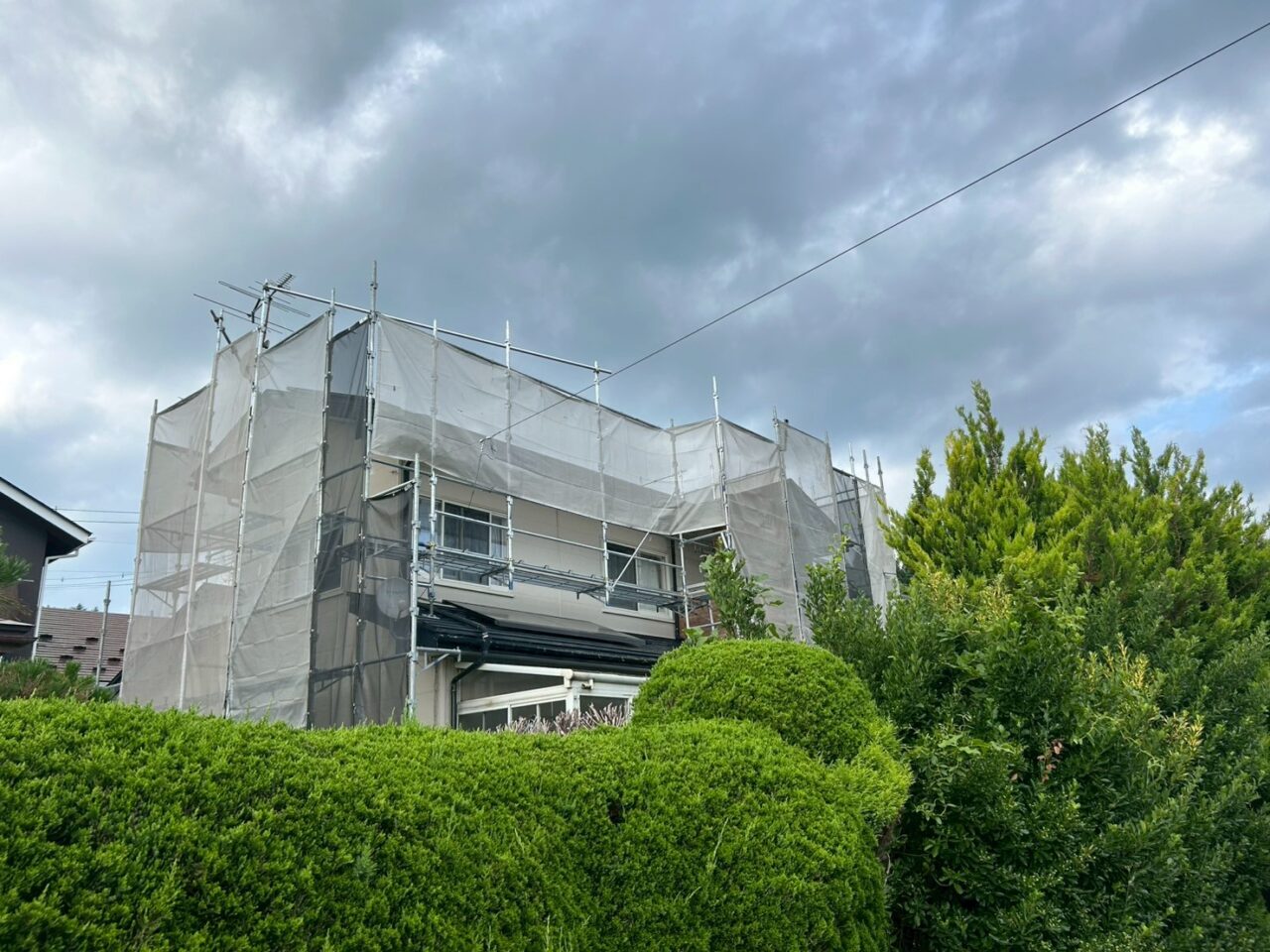 「大雪で雨樋が壊れてしまって…足場を組むなら屋根塗装も一緒にやりました」滝沢市K様が選んだ雨樋交換＋屋根塗装リフォーム