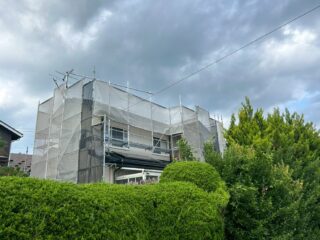 「大雪で雨樋が壊れてしまって…足場を組むなら屋根塗装も一緒にやりました」滝沢市K様が選んだ雨樋交換＋屋根塗装リフォーム