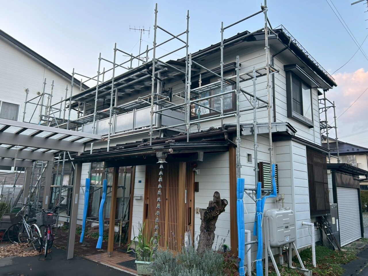 「雨の夜、ベランダにバシャバシャ音が響いて眠れない…」盛岡市R様が選んだ雨樋交換リフォーム