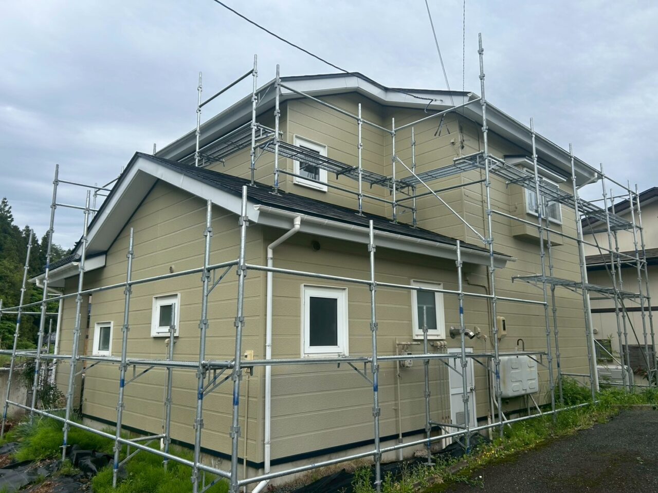 「屋根からの落雪で雨樋が壊れて…」滝沢市K様が選んだ”雪止め＆雨樋”同時リフォーム