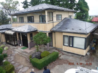 「雨樋から水があふれて、大事な車が水浸し・泥はねだらけに…」奥州市O様が選んだ雨樋交換リフォーム