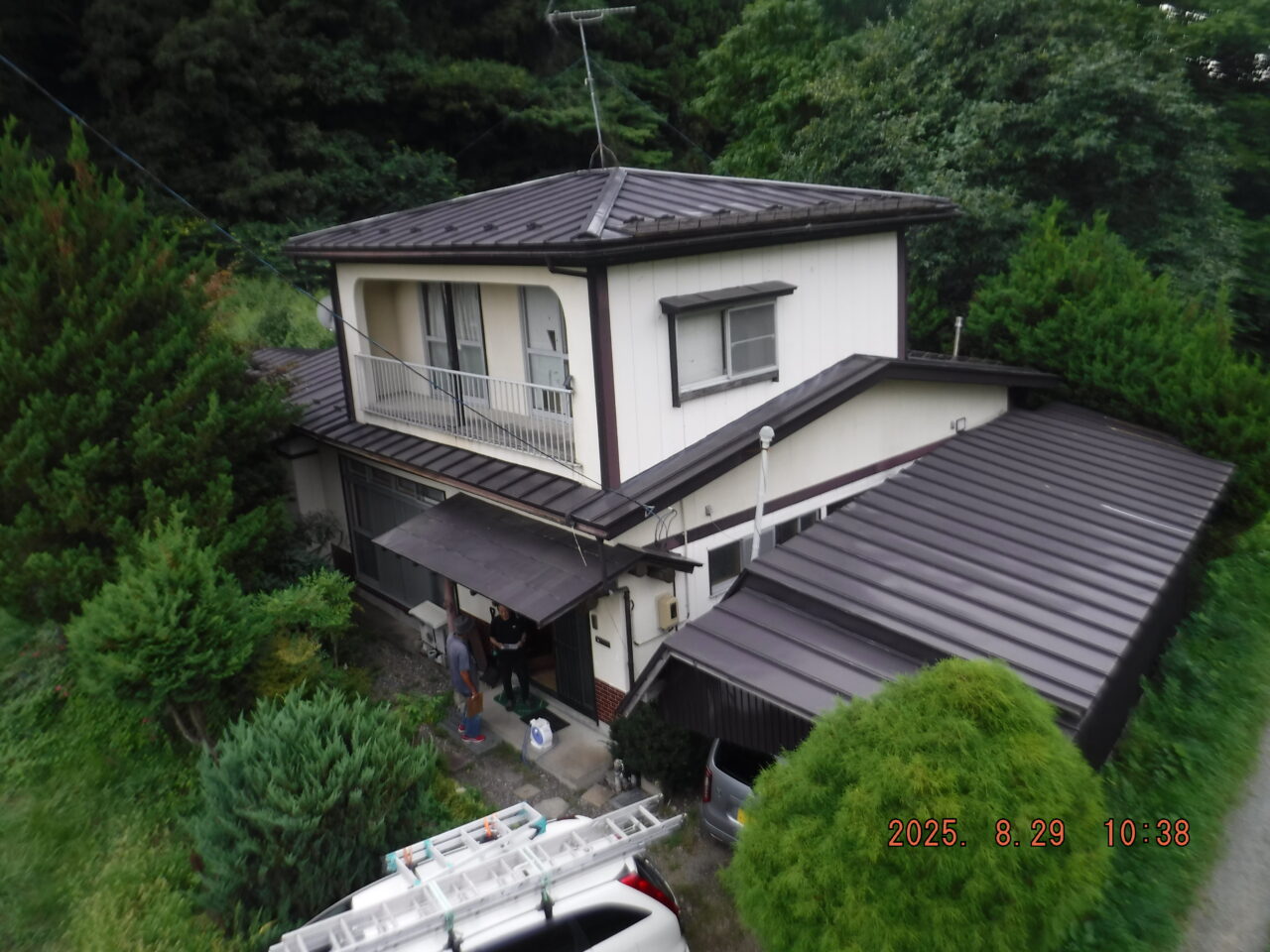 「雪が落ちた衝撃で軒樋が落下して、中を見たら落ち葉がびっしり…」盛岡市Y様が選んだ雨樋交換リフォーム