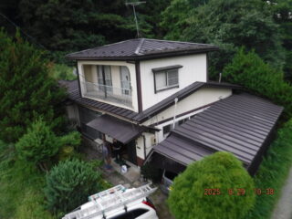 「雪が落ちた衝撃で軒樋が落下して、中を見たら落ち葉がびっしり…」盛岡市Y様が選んだ雨樋交換リフォーム