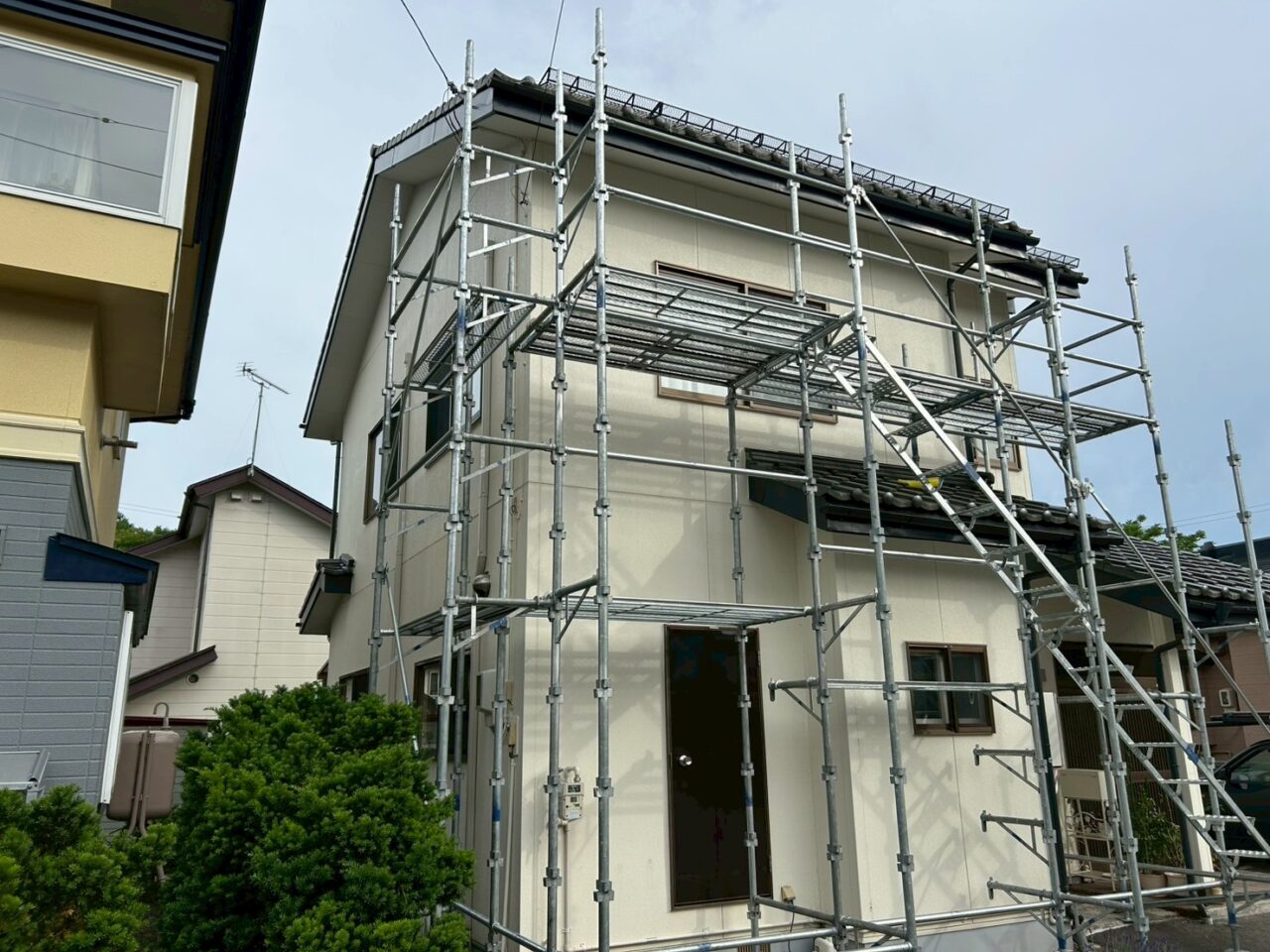 「軒天にシミができて、触ったらブヨブヨしていて…原因は雨樋だったんですね」滝沢市N様が選んだ雨樋交換+軒天補修リフォーム