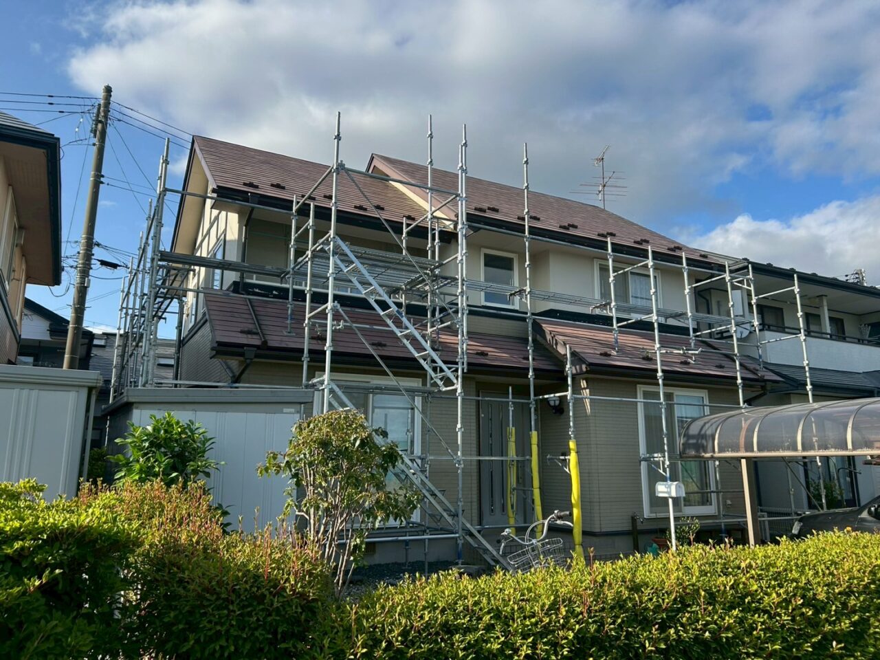 「家にいる時間が増えて、雨の日に雨樋の音が気になるようになって…」矢巾町K様が選んだ雨樋交換+カーポート屋根修繕リフォーム