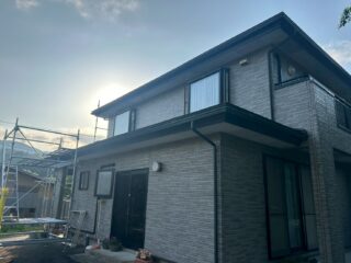 「こんな小さな村まで来てくれる業者さん、なかなかいなくて…」九戸村C様が選んだ雨樋交換リフォーム