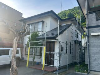 「高原の風と雪で雨樋がボロボロに…」葛巻町M様が選んだ雨樋交換リフォーム