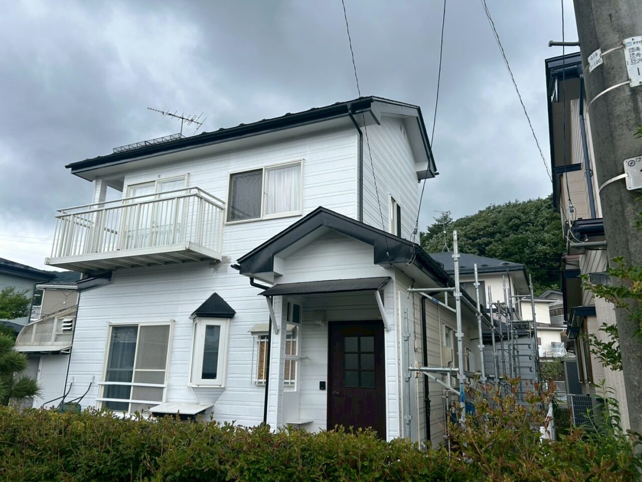 「雪で濡れたのか、軒天の端が一部剥がれていて…」滝沢市O様が選んだ軒天補修+雨樋交換リフォーム