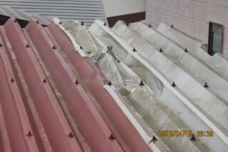 「大雪でカーポートの屋根がベコベコに凹んで、雨樋も曲がってしまって…」盛岡市C様が選んだ折板屋根交換＋雨樋交換リフォーム