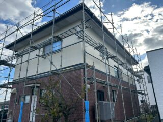 「雨が降ると窓ガラスがびしょ濡れで、外が見えない…」花巻市T様が選んだ雨樋交換リフォーム