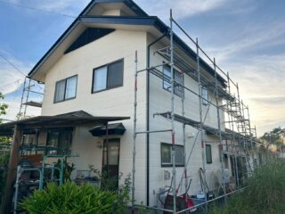 「近隣工事の際に『お宅の雨樋、傾いていませんか?』と言われて…」花巻市A様が選んだ雨樋交換リフォーム