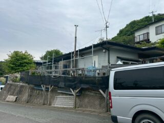 「縦樋が外れて、雨水が地面に直接落ちている…」滝沢市S様が選んだ雨樋交換リフォーム