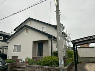 「隣の家に雪が落ちるのが心配で…」花巻市H様が選んだ”雪止め＆雨樋”同時リフォーム