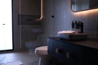 【奥州市】トイレリフォーム成功事例！バリアフリーと最新機能の費用