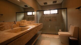 トイレリフォームの「手洗い場」選び！独立型 vs キャビネット型の費用比較