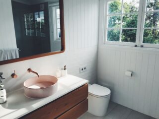 トイレリフォームの「手洗い場」選び！独立型 vs キャビネット型の費用比較