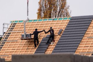 屋根の「凍害」対策は必須！瓦、スレート、金属屋根の凍害サインと修理費用
