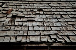 屋根の「雨漏り」を放置するとどうなる？早期発見と修理の費用相場