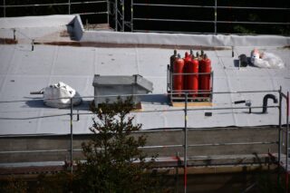 屋根葺き替え vs カバー工法！費用、耐久性、工期を徹底比較